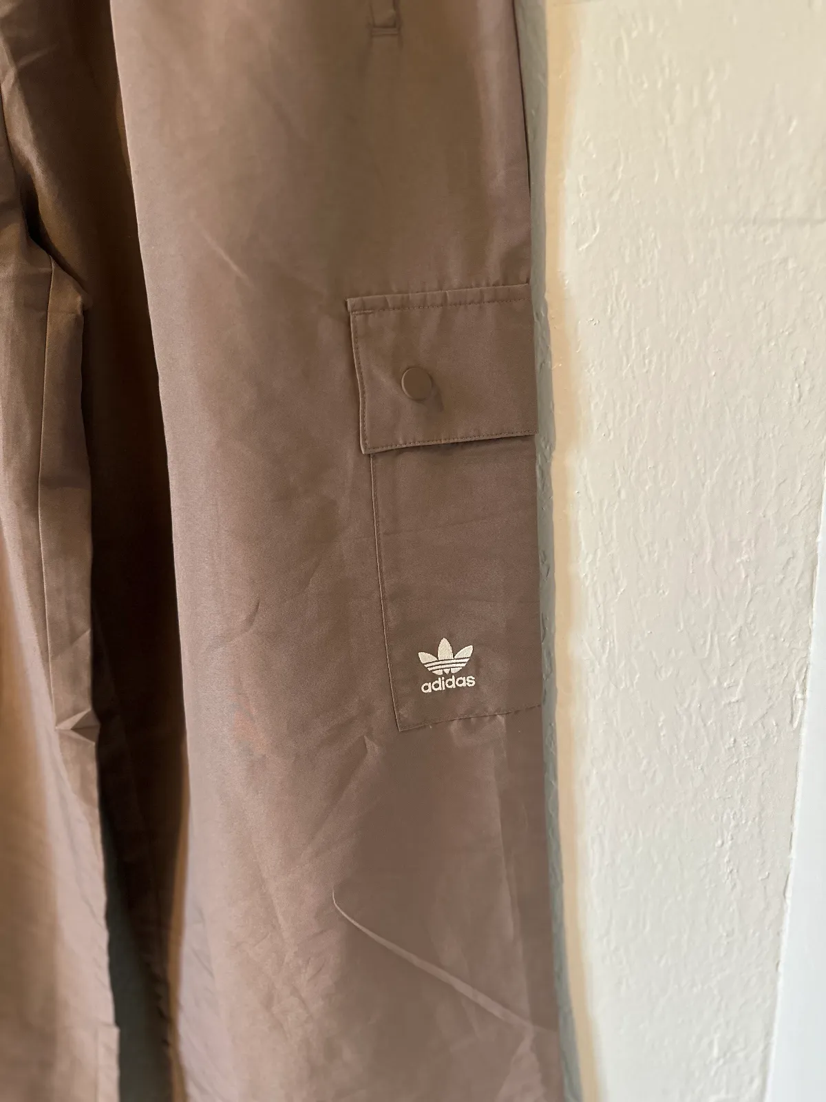 NWT Adidas Essentials Woven Wide Leg Cargo Pants thumbnail 4