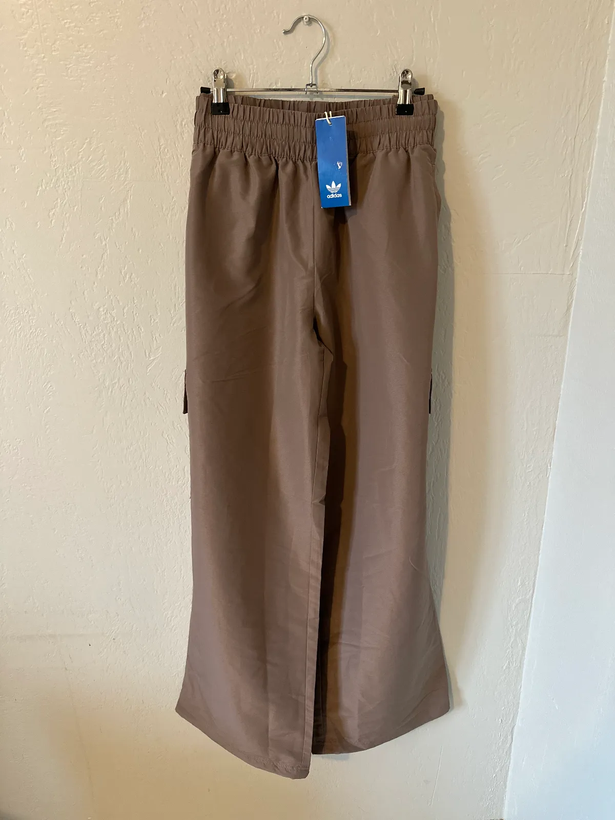 NWT Adidas Essentials Woven Wide Leg Cargo Pants thumbnail 5
