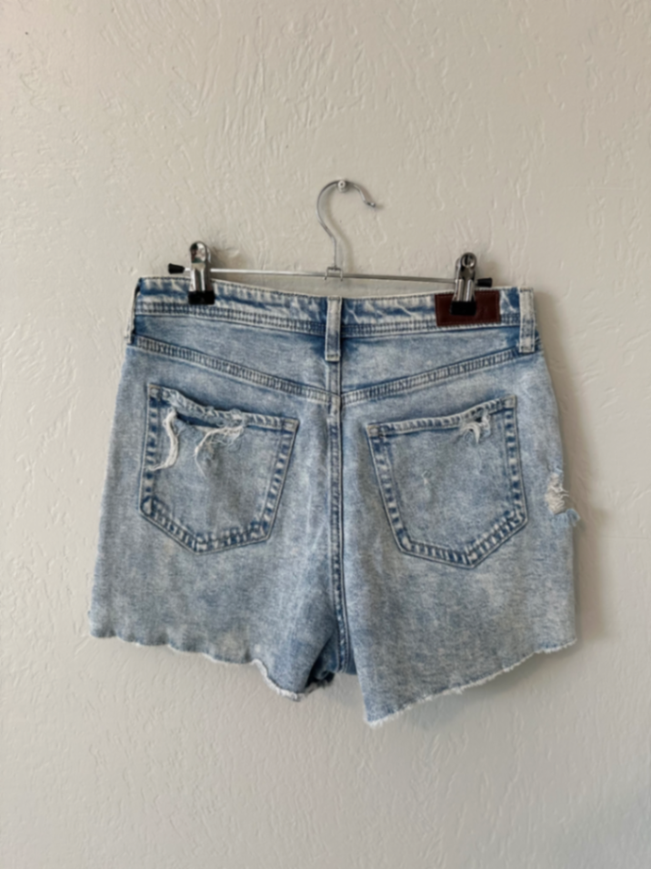 Hollister Curvy Ultra High-Rise Mom Short 3" thumbnail 3