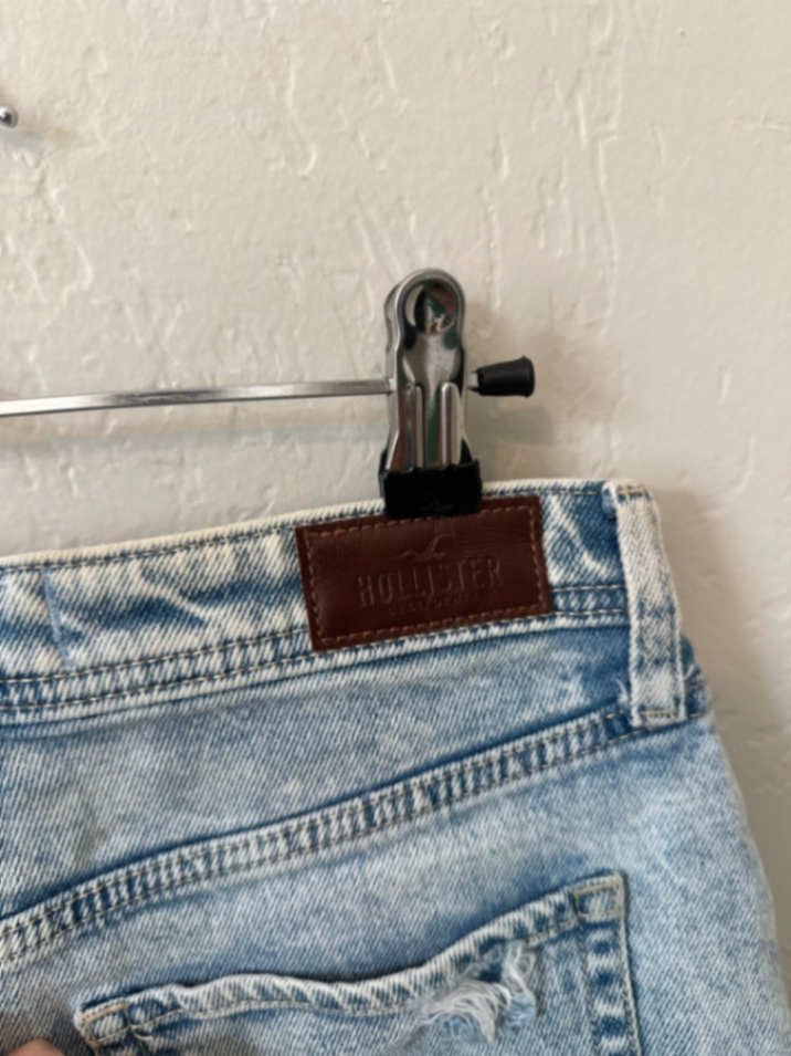 Hollister Curvy Ultra High-Rise Mom Short 3" thumbnail 4